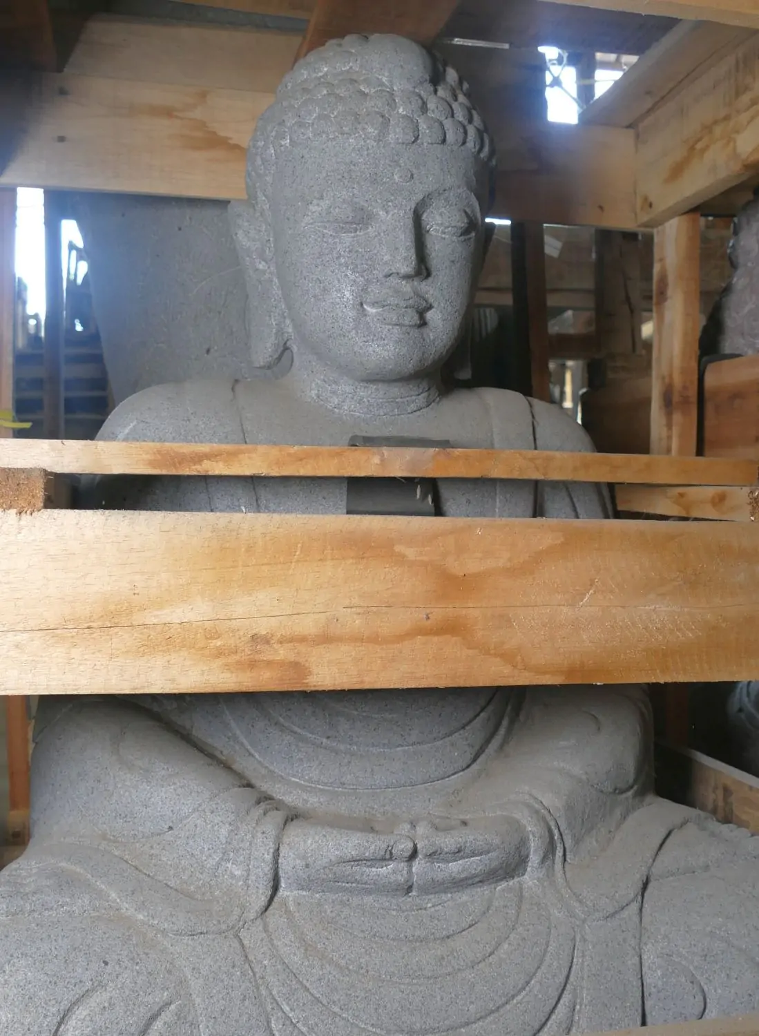  Product image 8 of the product “Seated Buddha made of high value riverstone with the hand gesture “meditation”, height 74cm. Stonemason’s work ”